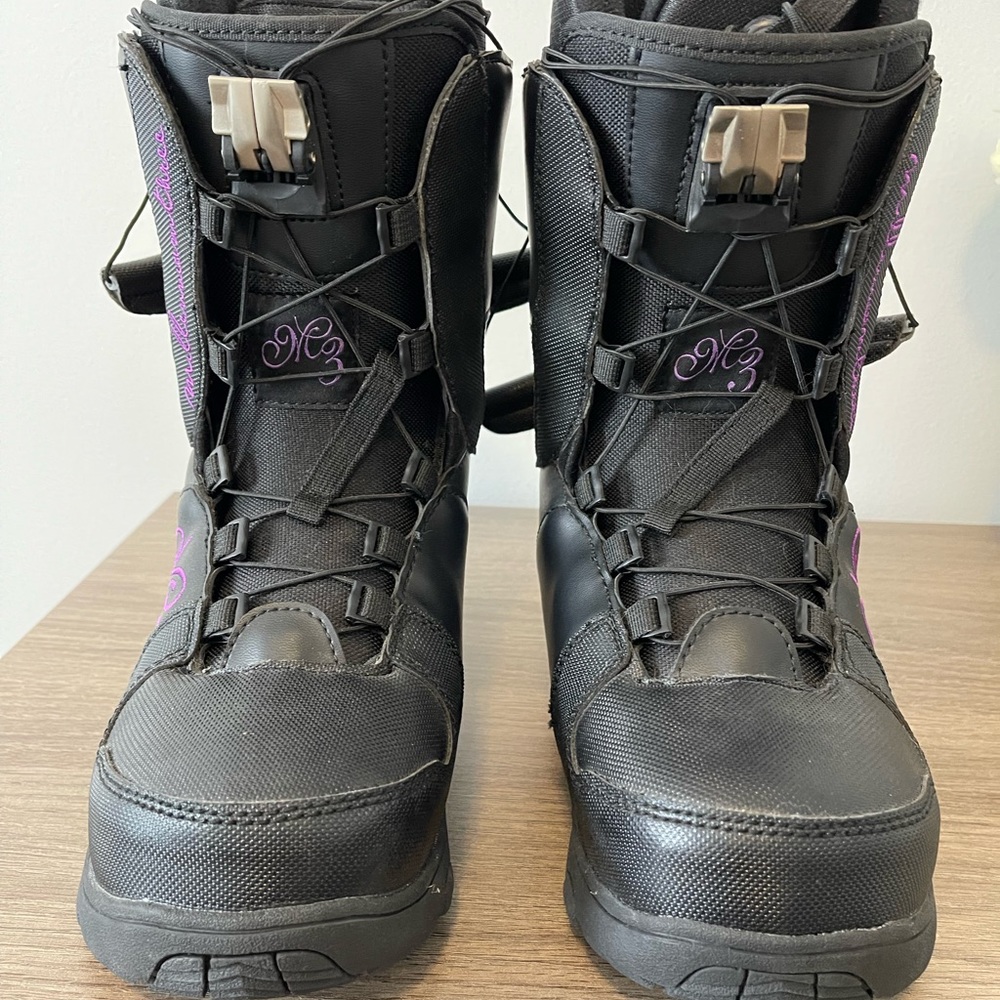 M3 Snowboarding Boots Size 8 BRAND NEW